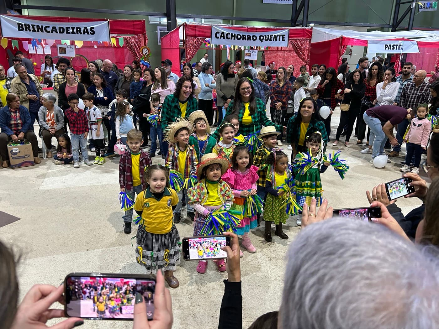 Famílias e alunos na Festa Junina do IDEIA