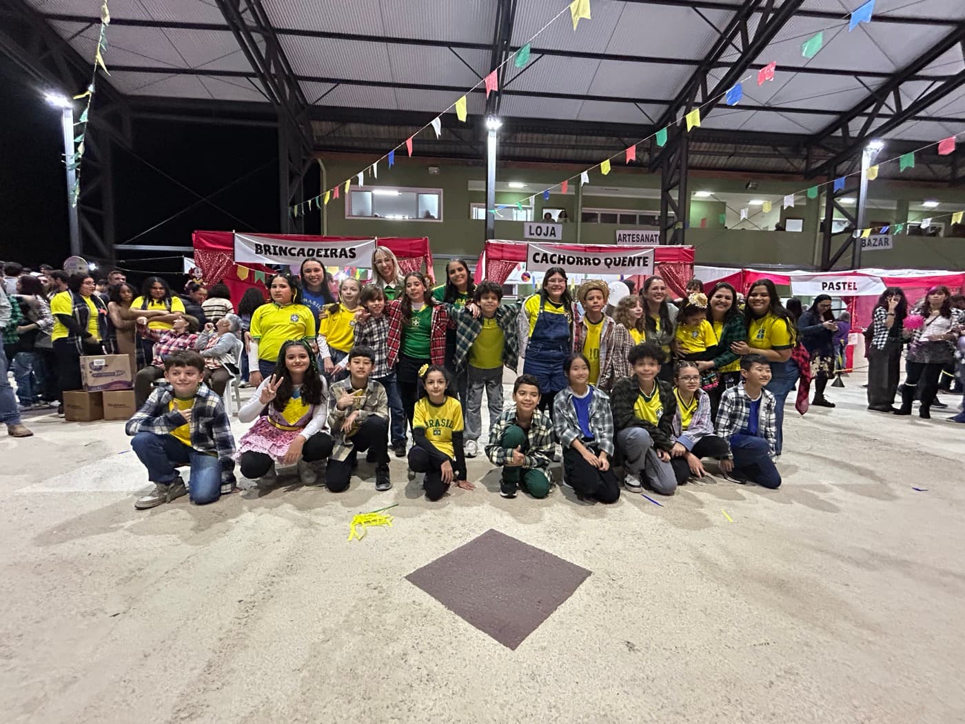 Alunos comemorando na Festa Junina do IDEIA