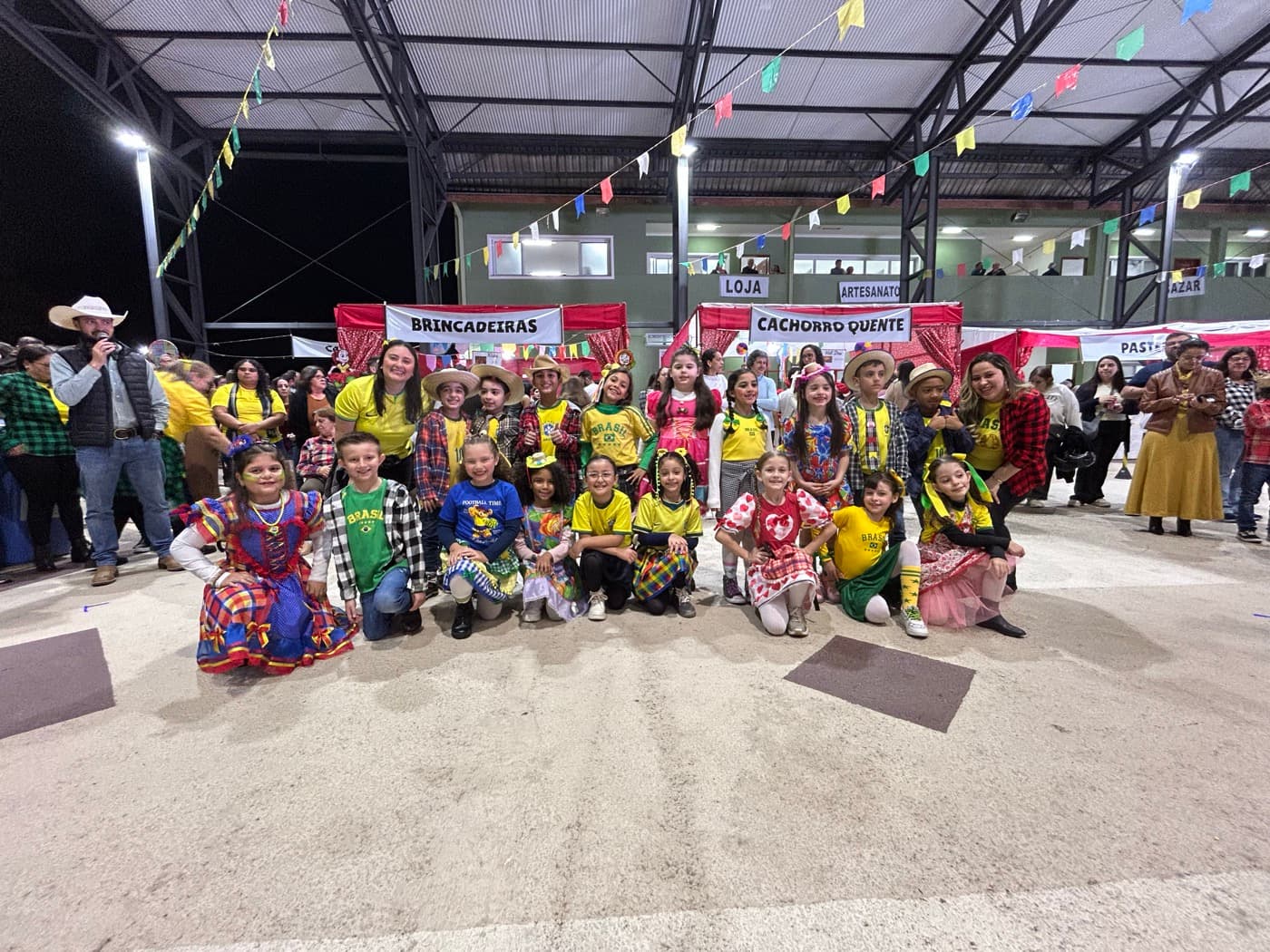 Turma de alunos na Festa Junina do IDEIA