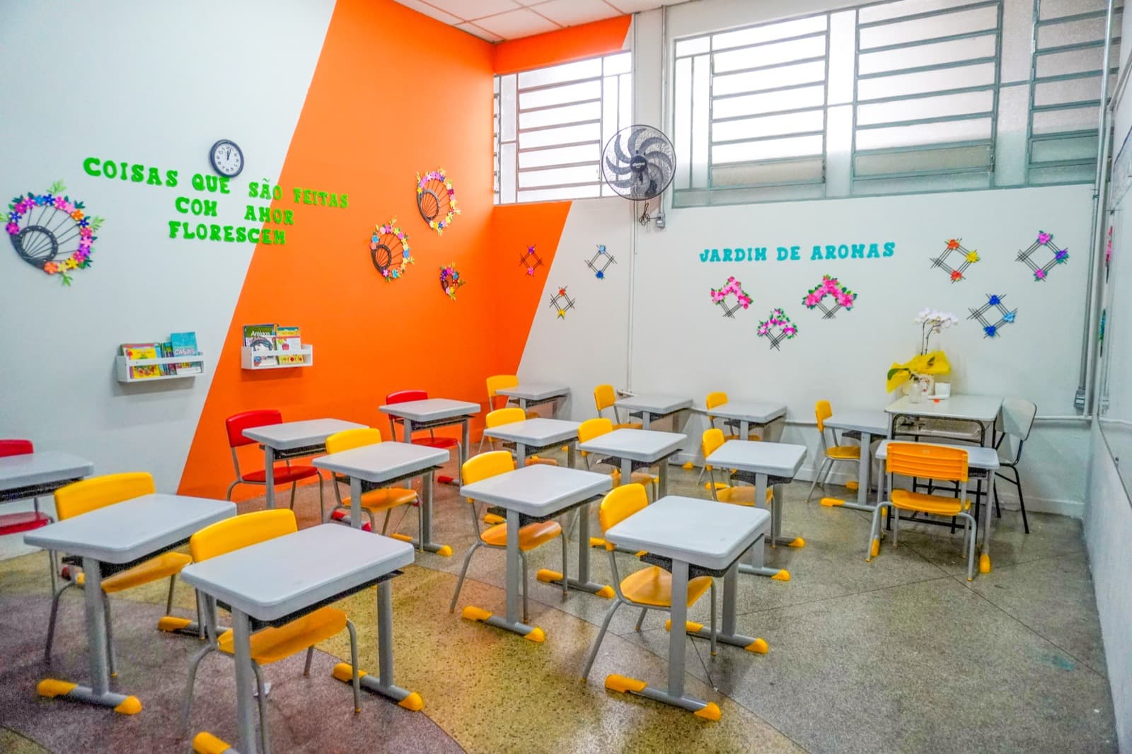 Sala Jardim de Aromas decorada com flores e mensagem na parede