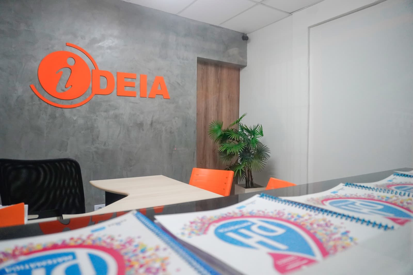 Recepção da Unidade 2 com logo IDEIA e apostilas do Sistema PH