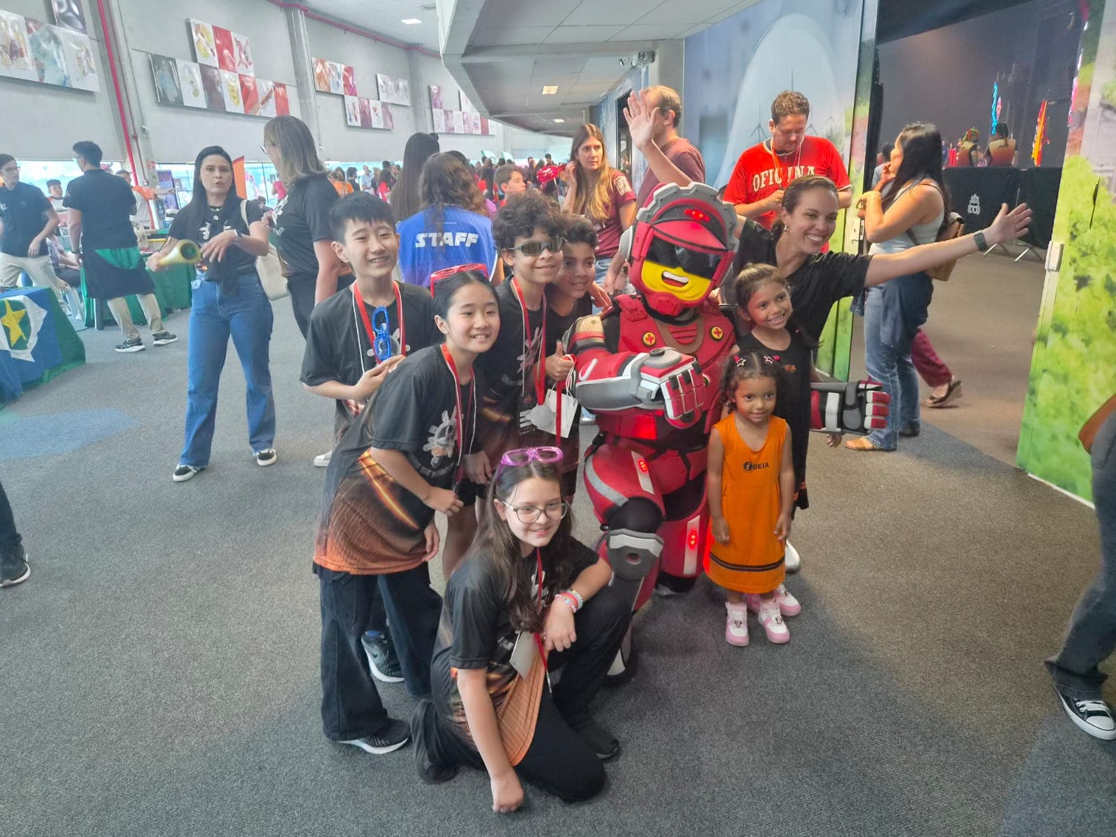 Alunos do IDEIA com robô gigante no campeonato de robótica