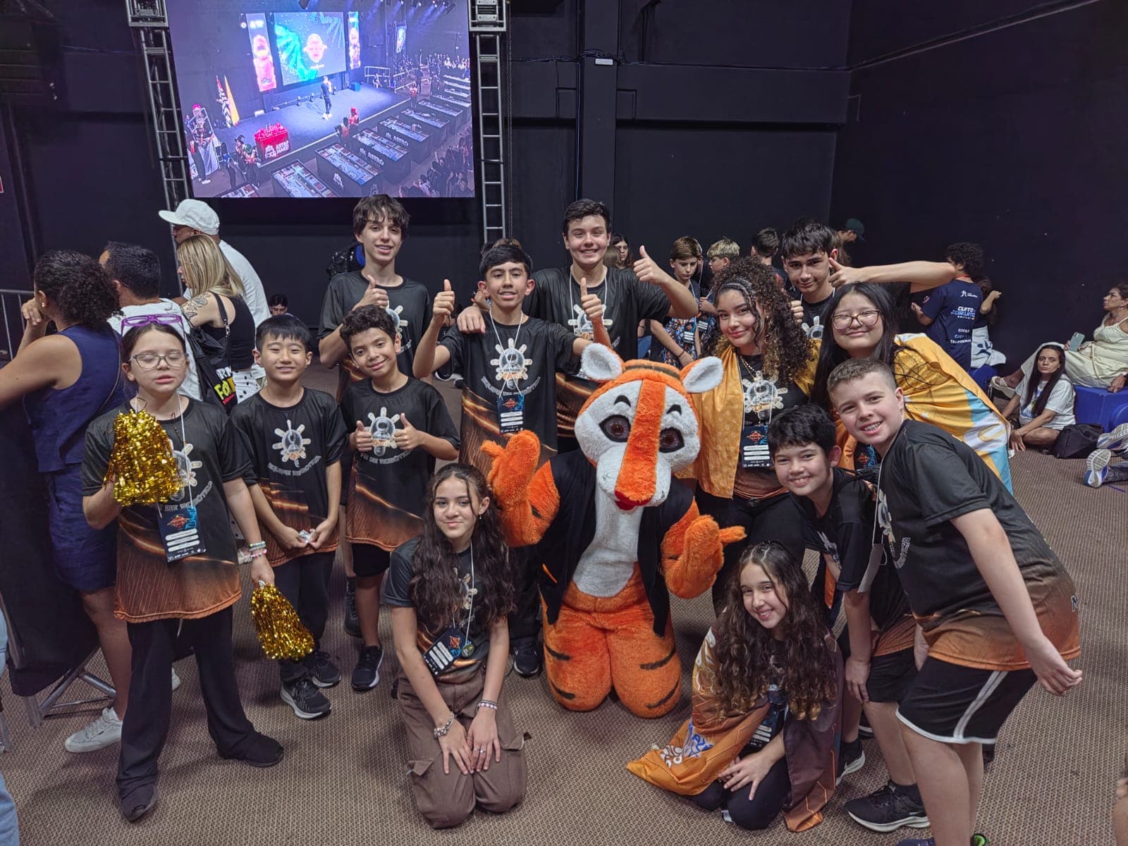Equipe de robótica do IDEIA comemorando na arena do campeonato