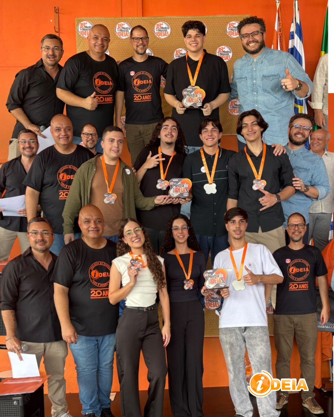 Alunos do Ensino Médio Técnico premiados com medalhas e troféus da 18ª Mostra de Novas Ideias, ao lado de professores e direção do IDEIA