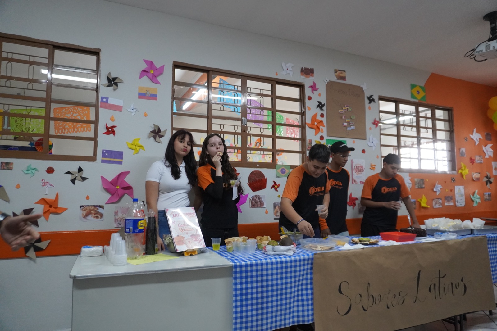 Estande Sabores Latinos montado pelos alunos no Sarau do IDEIA